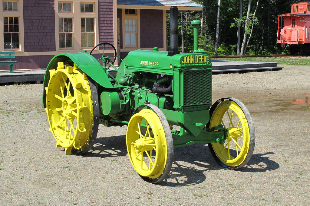 Трактор американец. Трактор Джон Дир 1930. John Deere трактор amerikanskie. Первый трактор Джон Дир. John Deere трактор старый.