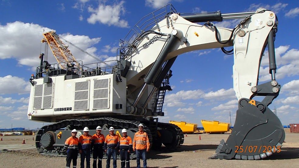 Либхер страна производителя. Экскаватор Liebherr r9400. Либхер 9400 экскаватор. Либхер 9400. Liebherr r938.