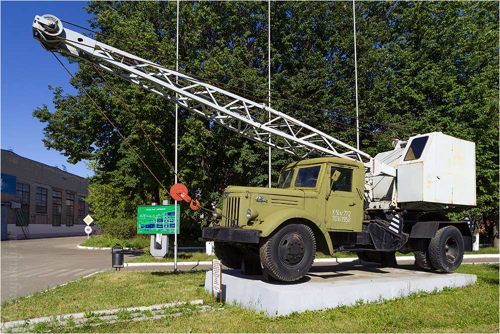 Завод автокран. Автокран к-61м. Кран к 61. ЯАЗ 210 кран. Автокран к122.