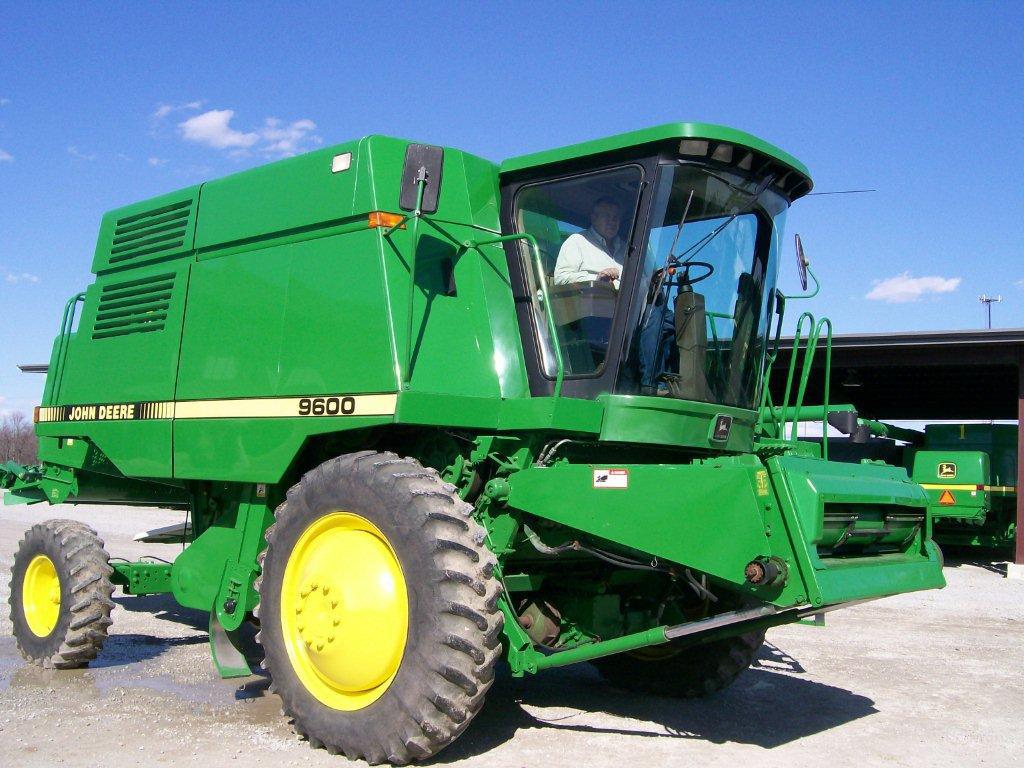 Каталог john deere. John Deere комбайн 9600. 1048 Джон Дир комбайн китаец. Комбайн John Deere 2258. Комбайн Джон Дир 2010.