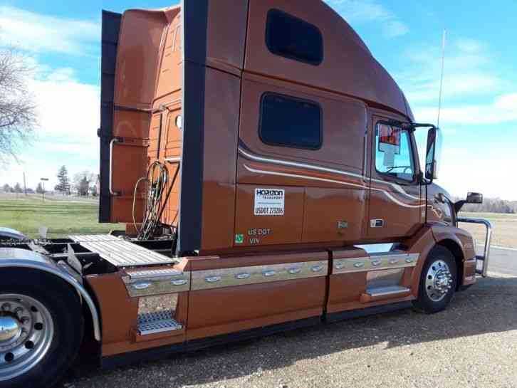 Грузовик Volvo VNL 780