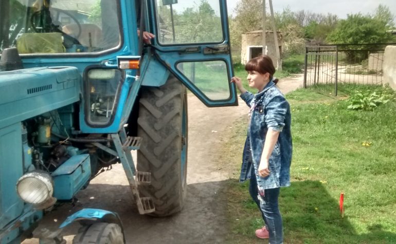 Тракторист машинист. Обучение на тракториста. Тракторист в городе. Тракторист машинист сельскохозяйственного права.