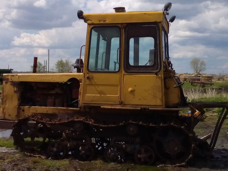 Купим дт россия. Трактор ДТ 75 желтый. ДТ-75 трактор гусеничный желтый. Трактор ДТ 75 Б. ДТ-75б болотник.