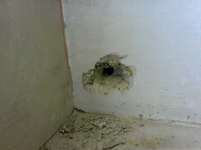 Нашла странную дыру в стене. Дырка в стене. Замазка отверстий в стене. Дырка в бетонной стене. Заделка отверстий в стене.