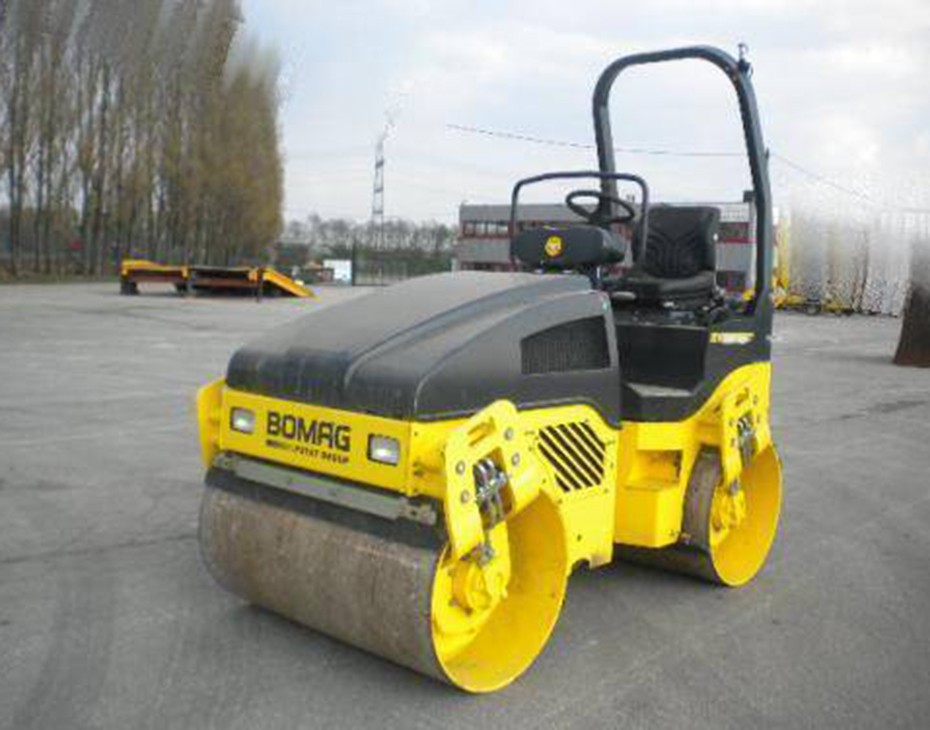 Аренда катков. Bomag bw120ad4. Каток Bomag 120. Виброкаток ручной 1200мм 1 тонна. Купить каток Бомаг асфальтный BV 900 50.