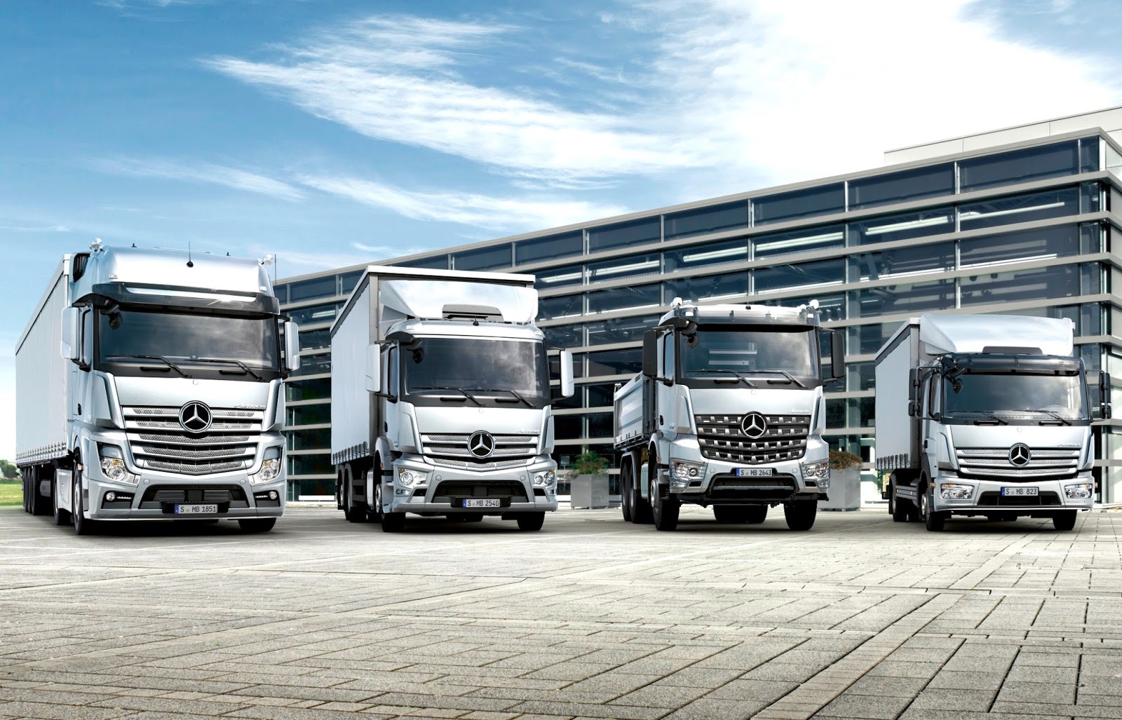 Грузовиков адрес. Mercedes Benz Atego 2021. Мерседес Актрос 2022. Mercedes Benz Trucks 2021. Автопарк Мерседес Актрос.