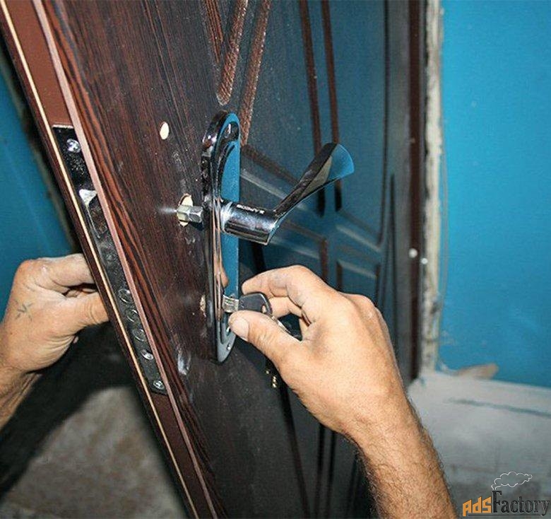 Заменить замок входной металлической двери. Сборка металлических дверей. Сломалась дверь входная. Полотно железной двери. Разобрать входную дверь.