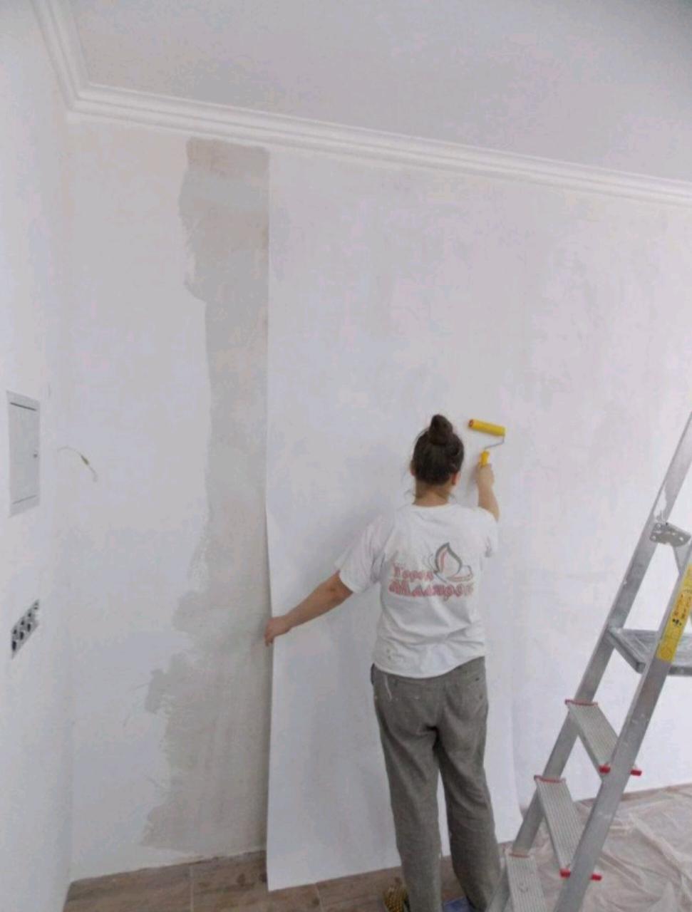Обязательно ли грунтовать стены перед поклейкой обоев на флизелиновой основе метровые