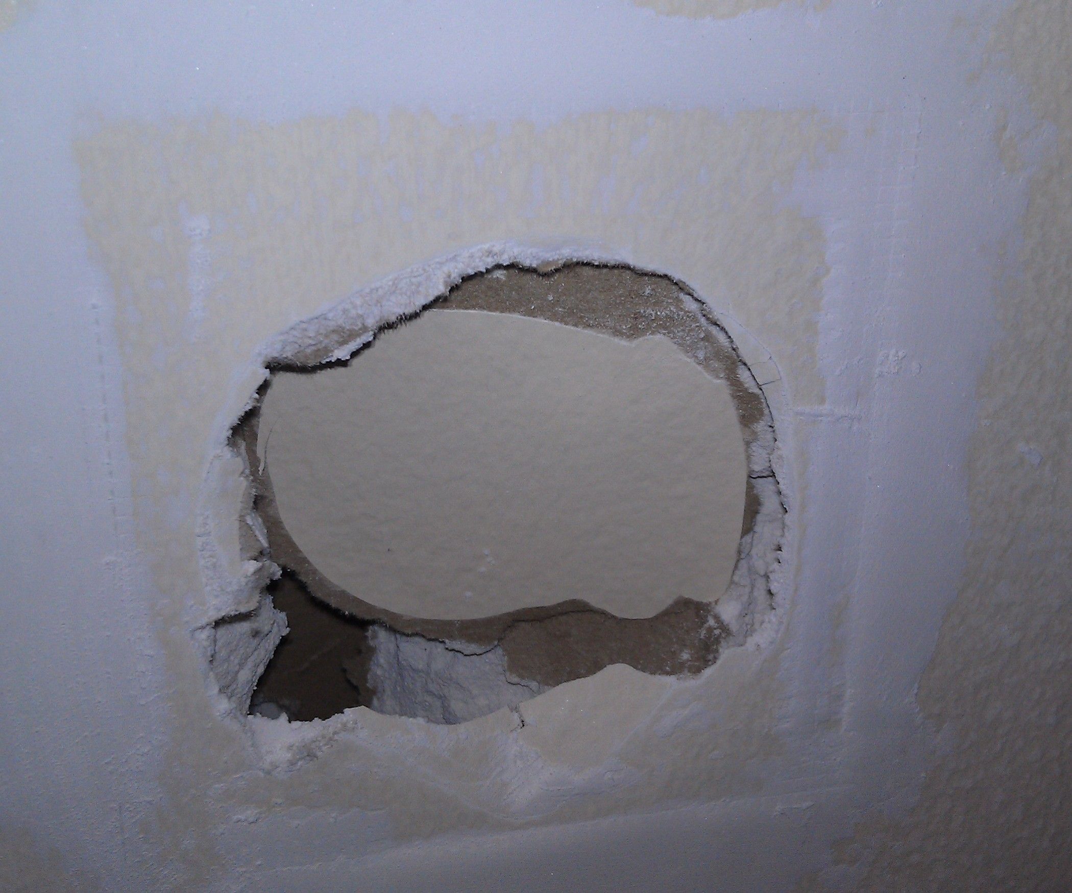 Отверстие в стене чем заделать:  заделать дыры в стене из бетона от .