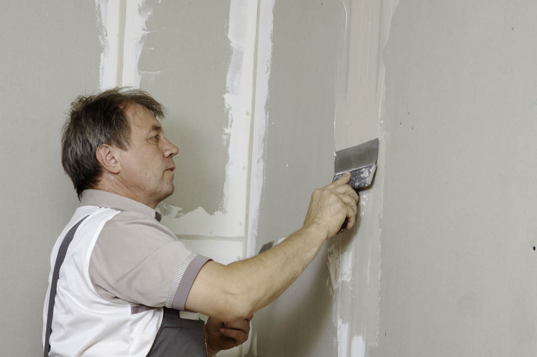 Как подготовить стены к поклейке обоев под покраску