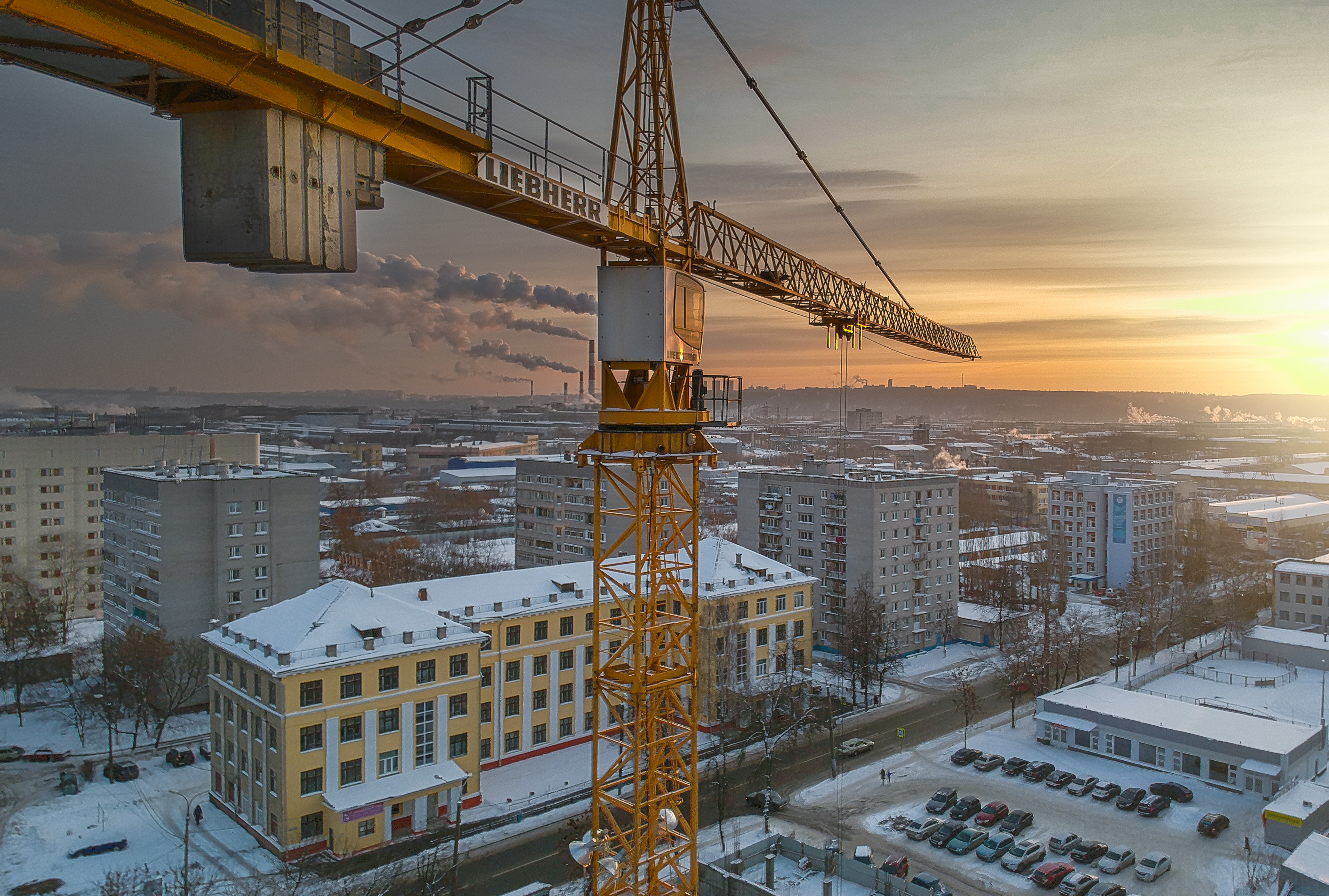 Фото крана. Кран строительный. Подъемный кран. Краны башенные строительные. Кран на стройке.