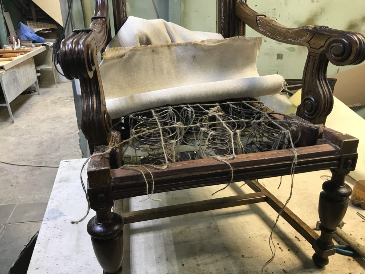 Реставрация сиденья стула. Старинное кресло. Старинные кресла с пружинами. Старинный стул. Сиденье стула с пружинами.
