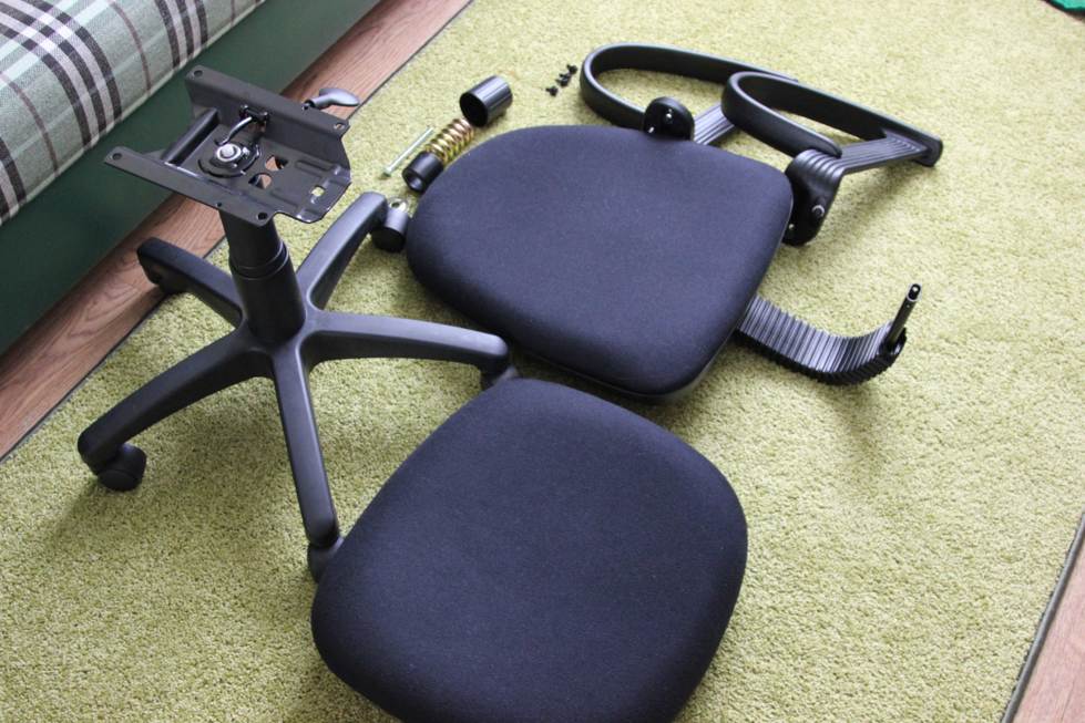 Ремонт офисного стула. Колесики офисного кресла разломались. Сломанный офисный стул. Сломанный компьютерный стул. Кресло офисное.