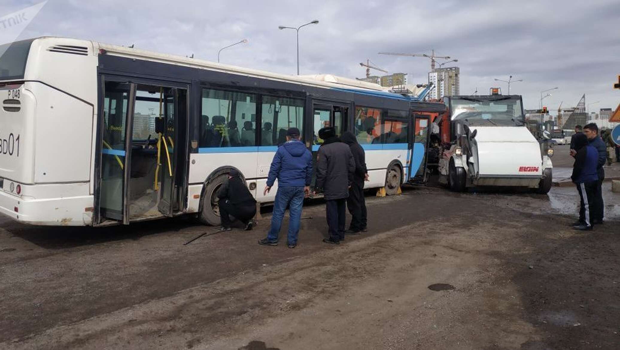 3 автобус астана. Автобус Астана-Кабанбай-батыра. Казахстанцы в автобусе. Сломанный автобус на дороге.