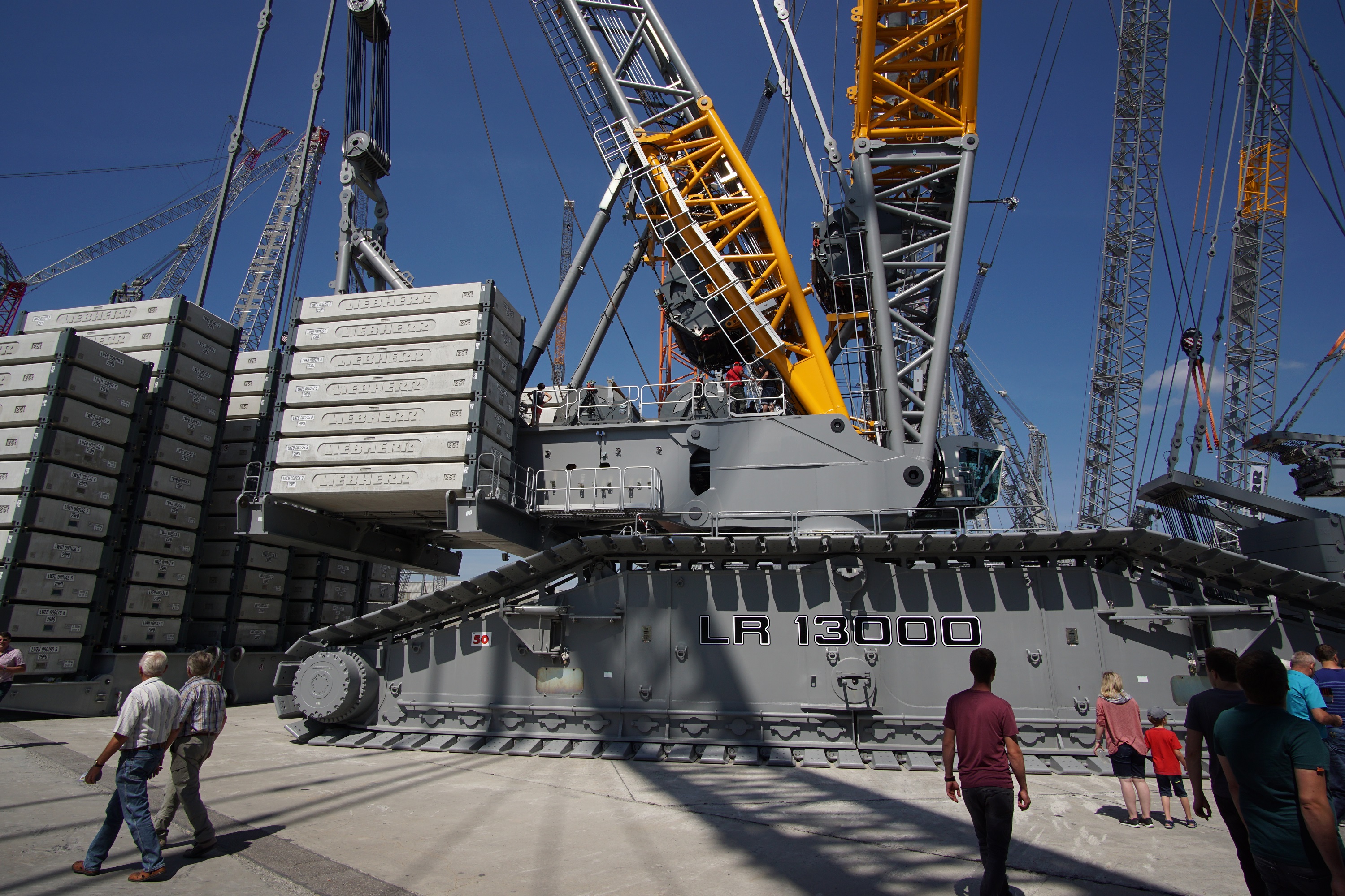 Самые груз. Кран Либхер LR 13000. Гусеничный кран Liebherr LR 13000. Гусеничный кран 3000 т Liebherr LR 13000. Кран Liebherr lr3000.