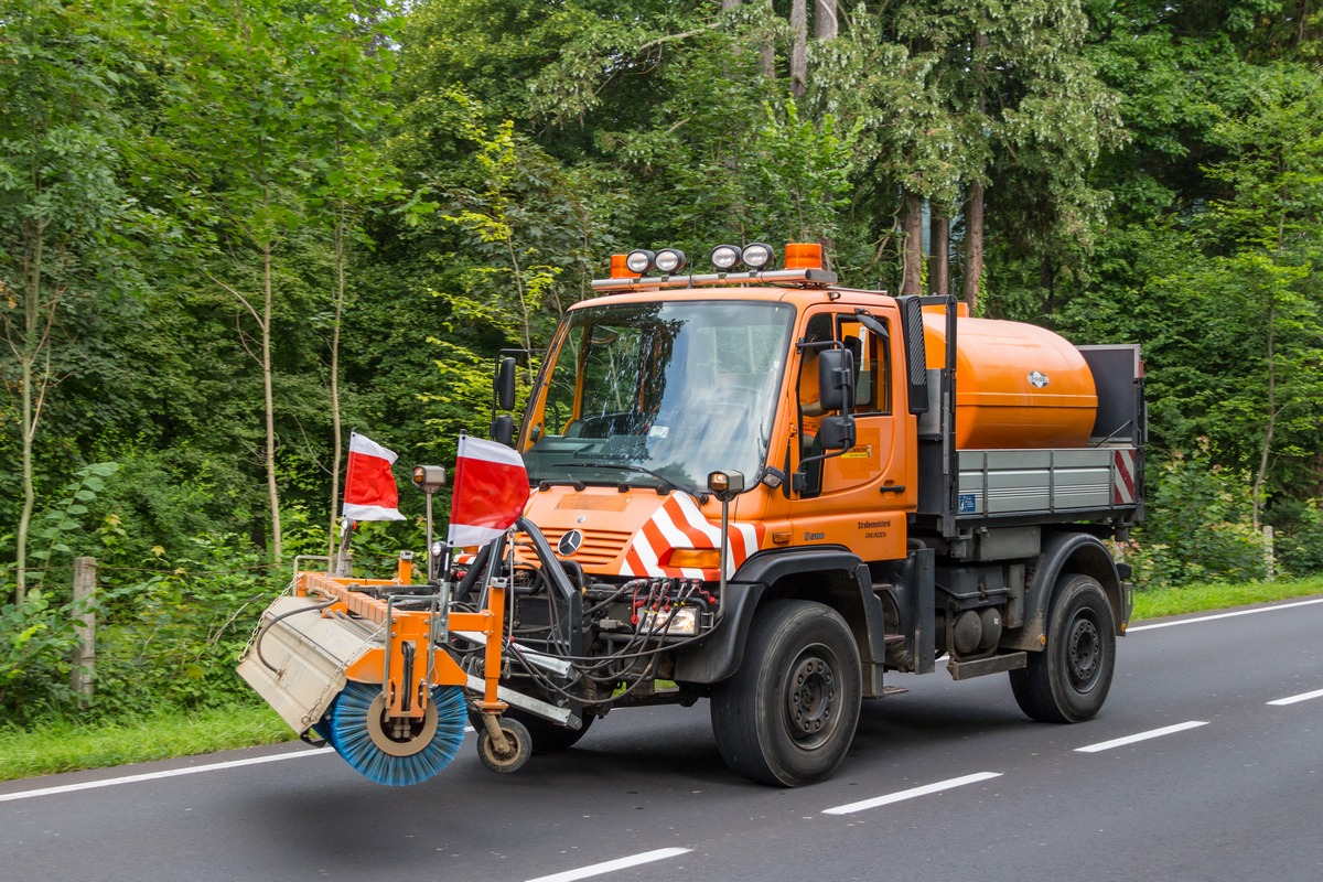 Дорожные машины. Mercedes-Benz Unimog u400 поливомоечная. Мерседес Унимог коммунальный. Mercedes Benz Unimog u500 l 3012 a. Мерседес Унимог КДМ.