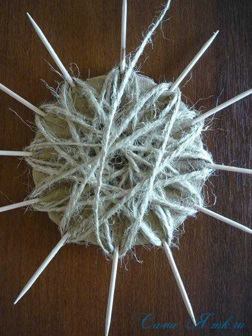 Обрезки ниток. Для обрезки ниток. Как сделать одуванчик из ниток для вязания. Как сделать у цветка из пряжи серединку. Солнышко обмотка нитями.